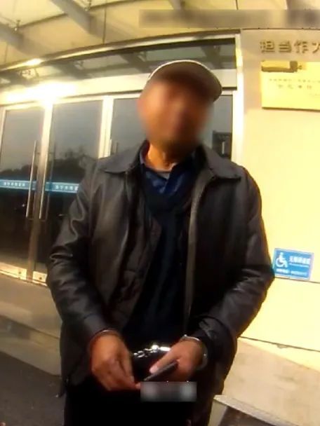 海宁两名货车司机开“斗气车”被警方拘留! 海宁两名货车司机开“斗气车”被警方拘留!