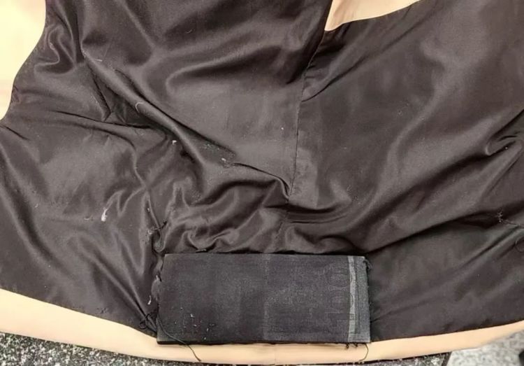 将装满现金的袜子缝在外套内侧 长春龙嘉机场海关查获1名旅客违规携16.7万美元 将装满现金的袜子缝在外套内侧 长春龙嘉机场海关查获1名旅客违规携16.7万美元