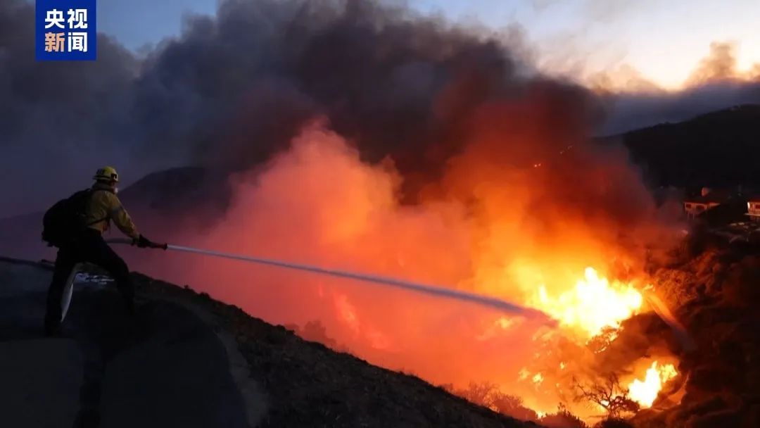 灭火缺钱缺水 加州民众愤怒质问！