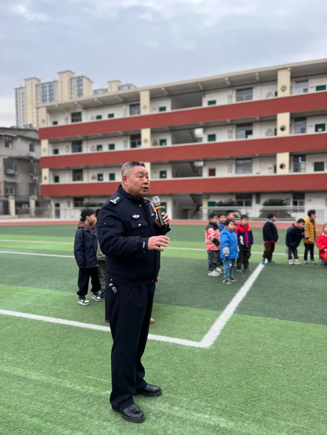 “史上最难”拔河比赛！一边“不服输”，另一边“不敢赢”