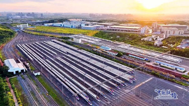 一排全是复兴号！这样的超级停车场你见过吗？