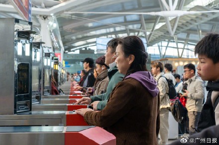 今日开售年廿八火车票，广州南站春运高峰期将启用48条安检通道保障进站