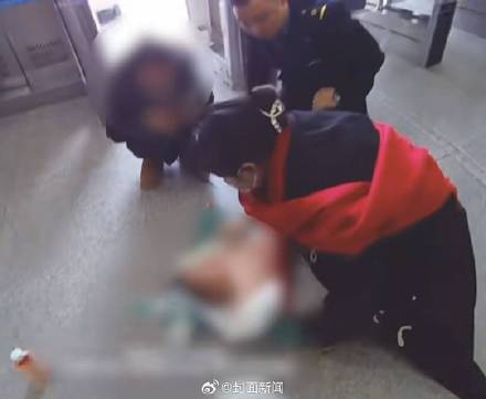 女童高热惊厥医生用点穴法救下