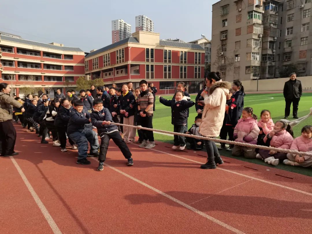 “史上最难”拔河比赛！一边“不服输”，另一边“不敢赢”