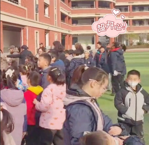 “史上最难”拔河比赛！一边“不服输”，另一边“不敢赢”