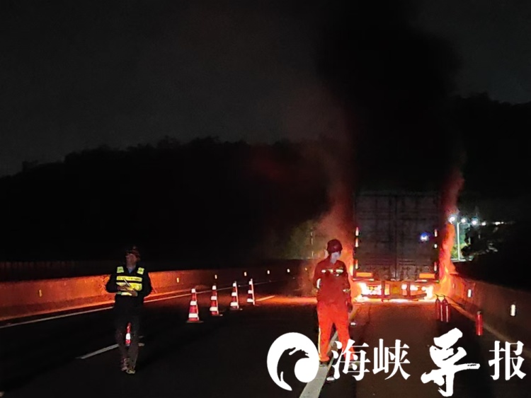 一辆开往厦门的快递车突然起火,20吨包裹烧掉一半…… 一辆开往厦门的快递车突然起火,20吨包裹烧掉一半……