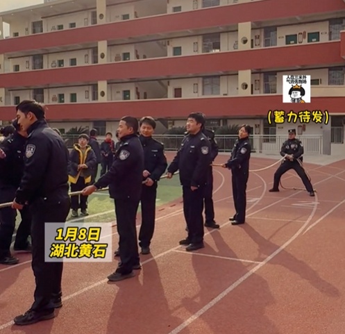“史上最难”拔河比赛！一边“不服输”，另一边“不敢赢”