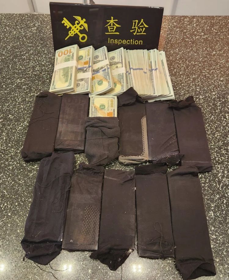 将装满现金的袜子缝在外套内侧 长春龙嘉机场海关查获1名旅客违规携16.7万美元 将装满现金的袜子缝在外套内侧 长春龙嘉机场海关查获1名旅客违规携16.7万美元