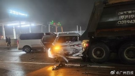 韩国85分钟内发生18起撞车事故 涉百余车辆,有人重伤 韩国85分钟内发生18起撞车事故 涉百余车辆,有人重伤