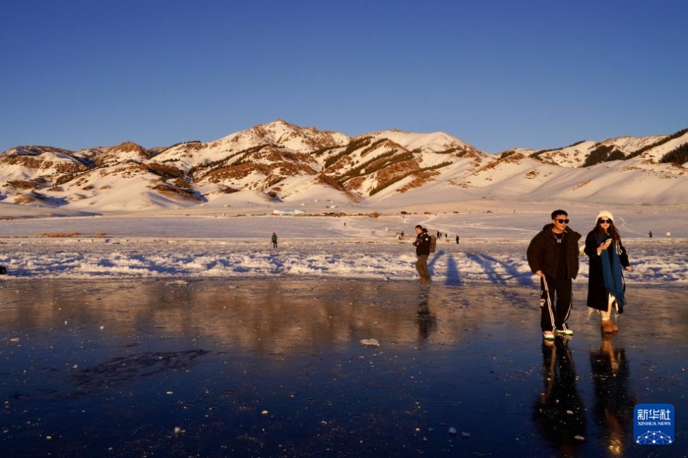 新疆：冬日赛里木湖醉人风光