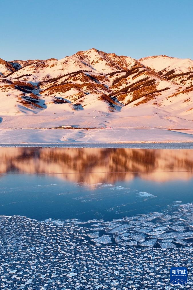 新疆：冬日赛里木湖醉人风光