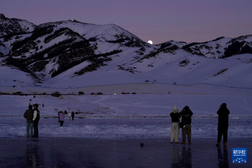 新疆：冬日赛里木湖醉人风光