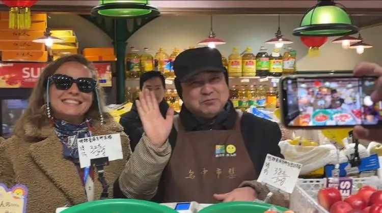 上海网红菜场突然火了！外国人一大巴一大巴来，有人惊呆：白草莓太疯狂了