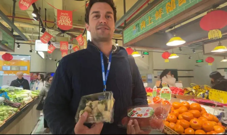 上海网红菜场突然火了！外国人一大巴一大巴来，有人惊呆：白草莓太疯狂了