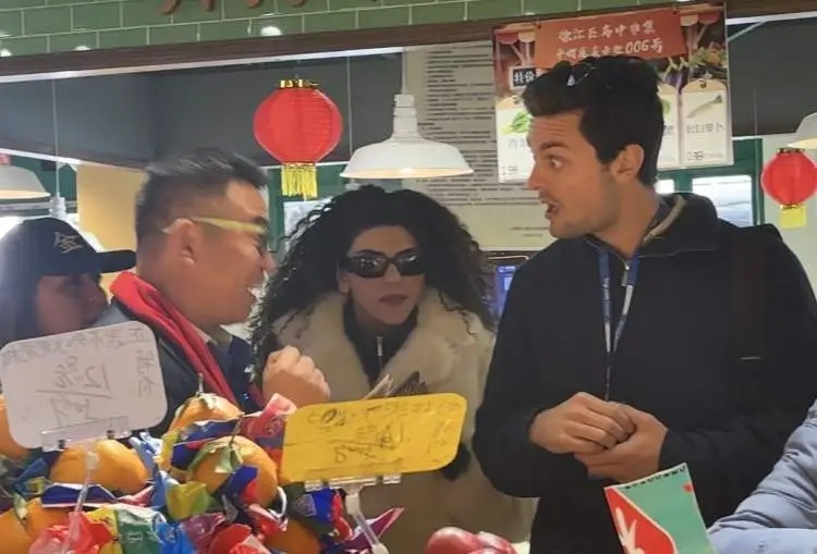 上海网红菜场突然火了！外国人一大巴一大巴来，有人惊呆：白草莓太疯狂了