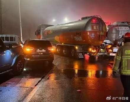 韩国85分钟内发生18起撞车事故 涉百余车辆,有人重伤 韩国85分钟内发生18起撞车事故 涉百余车辆,有人重伤