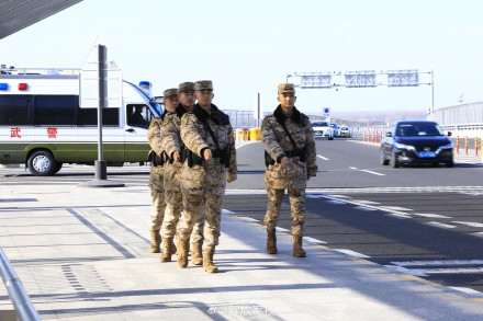 请放心！武警护航回乡路