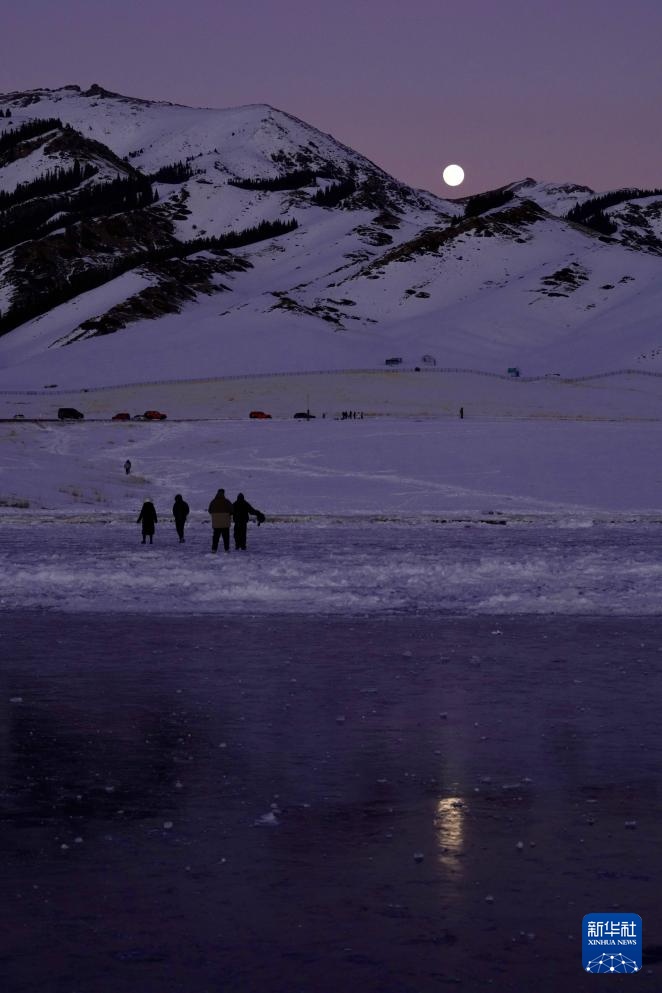新疆：冬日赛里木湖醉人风光
