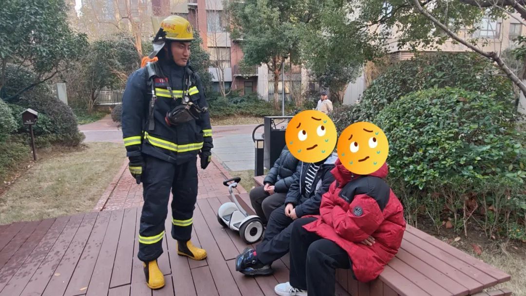 “熊孩子”放烟花引燃小区