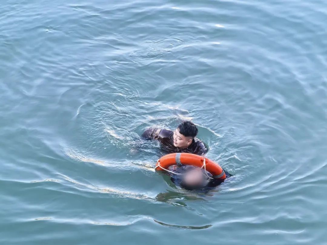 有人落水!辅警冒寒跳水救人…… 有人落水!辅警冒寒跳水救人……