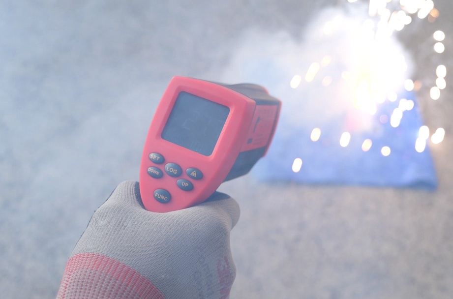 “熊孩子”放烟花引燃小区