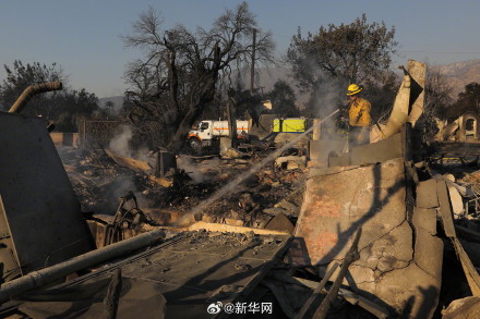 美国加州南部仍有7万住户因山火停电 美国加州南部仍有7万住户因山火停电