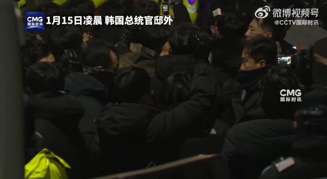 韩媒:“尹锡悦将主动走出官邸”!肢体冲突中,有人受伤 韩媒:“尹锡悦将主动走出官邸”!肢体冲突中,有人受伤