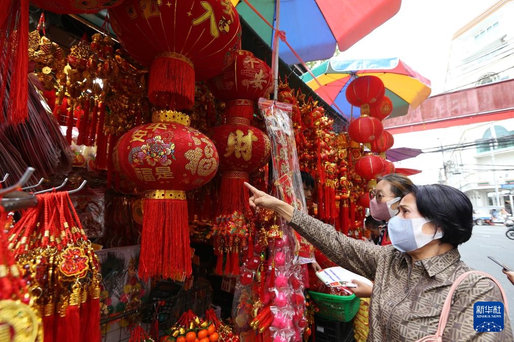 曼谷唐人街：选购新春装饰