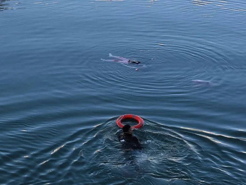有人落水!辅警冒寒跳水救人…… 有人落水!辅警冒寒跳水救人……