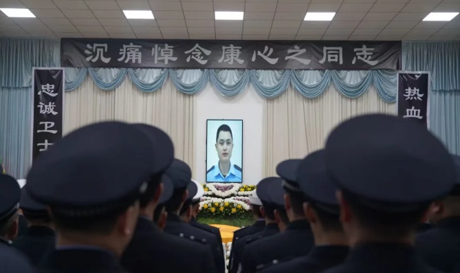 27岁辅警牺牲在酒驾查处一线，孩子刚满百天