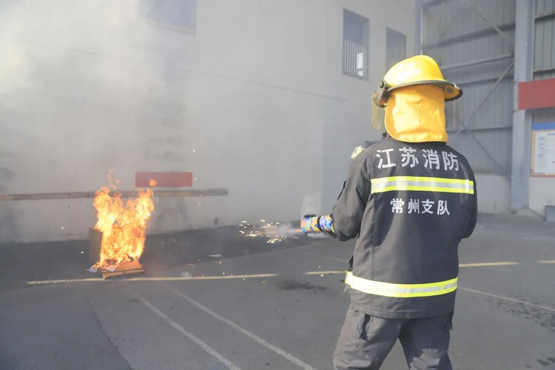 “熊孩子”放烟花引燃小区