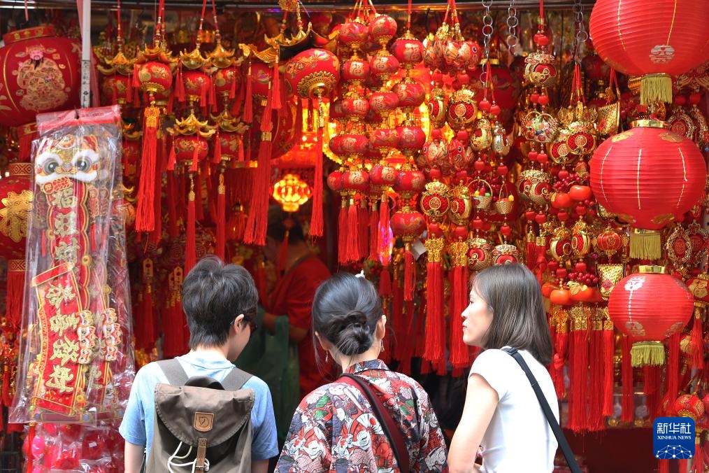 曼谷唐人街：选购新春装饰