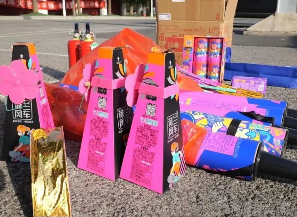 “熊孩子”放烟花引燃小区