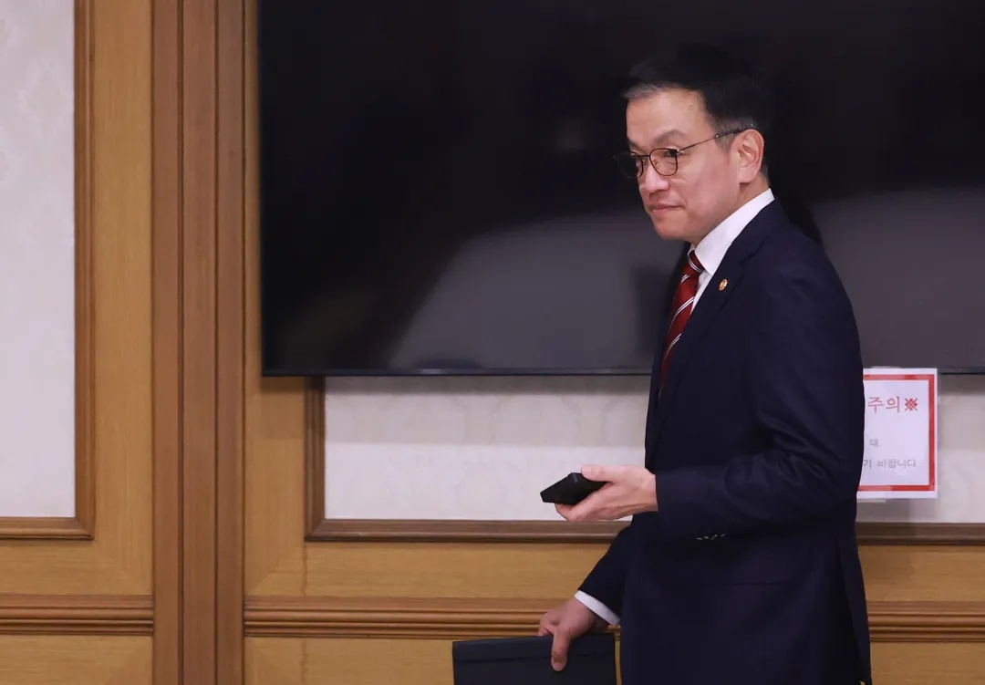 最新！尹锡悦将接受逮捕令主动走出官邸