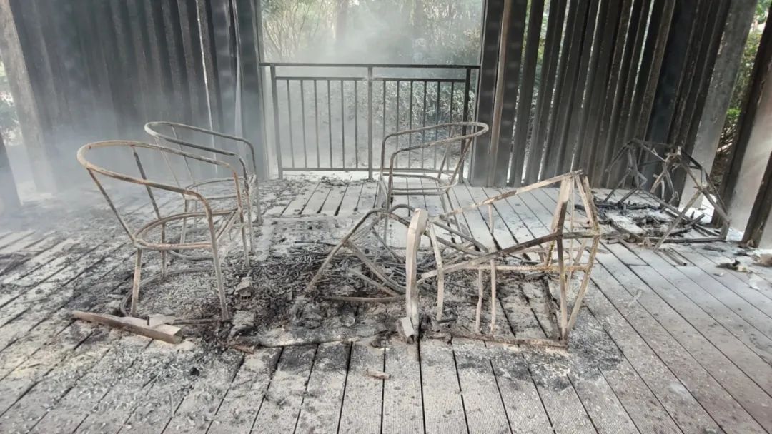 “熊孩子”放烟花引燃小区