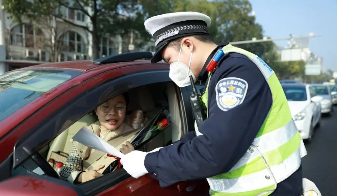 27岁辅警牺牲在酒驾查处一线，孩子刚满百天