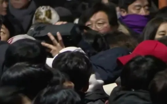 最新！尹锡悦将接受逮捕令主动走出官邸