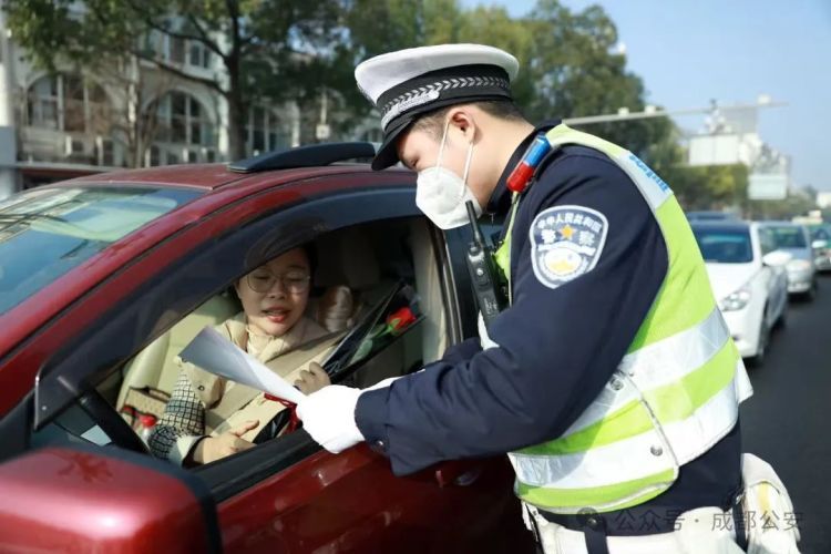 成都27岁辅警不幸因公牺牲，孩子刚满百天