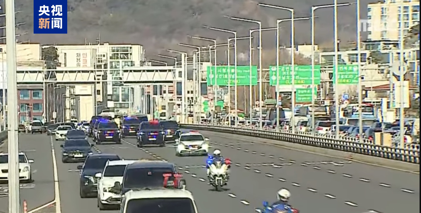 数台韩国总统警卫处车辆驶出总统官邸 尹锡悦或在车队内