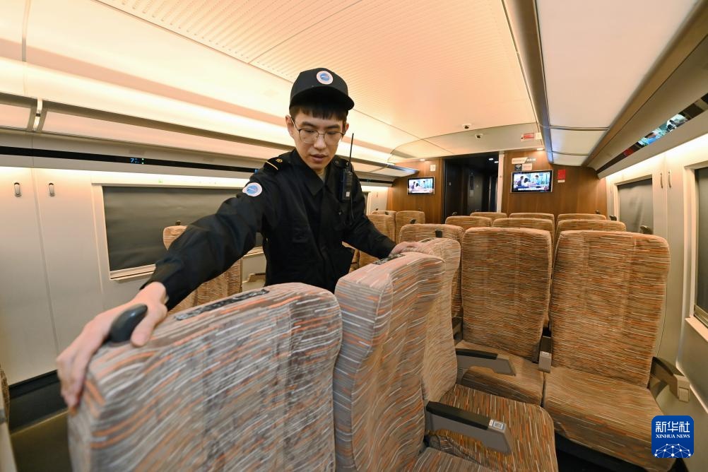 动车所里的夜班“医生” 动车所里的夜班“医生”