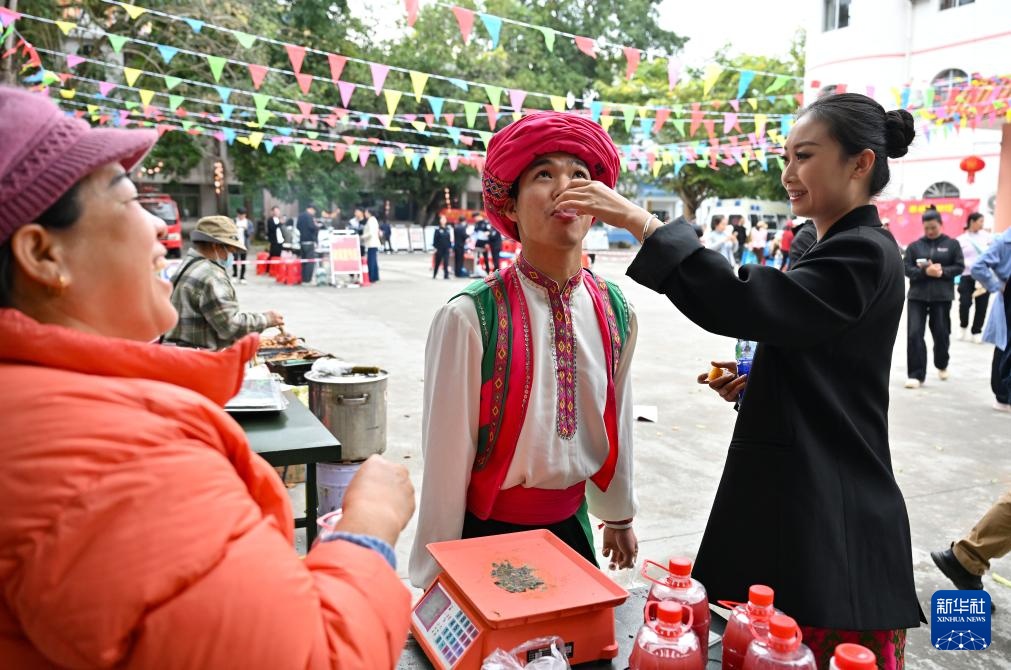 新春走基层丨海南五指山:山城年货集市旺 新春走基层丨海南五指山:山城年货集市旺
