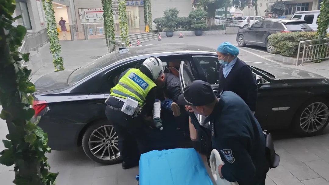 小孩突遇事故致骨折！成都交警紧急护送就医