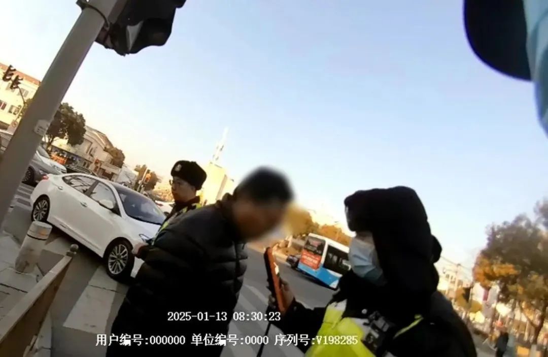 上海早高峰，有车辆被“硬控”在路边！近期多发，还有人自投罗网，交警提醒