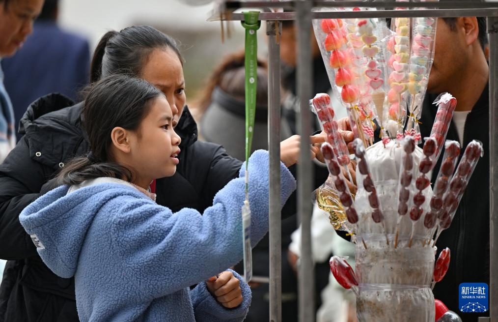 新春走基层丨海南五指山:山城年货集市旺 新春走基层丨海南五指山:山城年货集市旺
