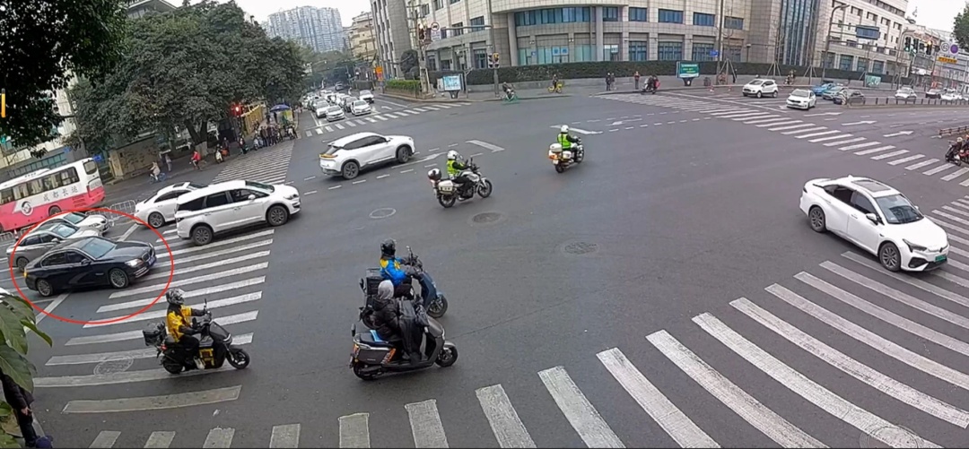 小孩突遇事故致骨折！成都交警紧急护送就医