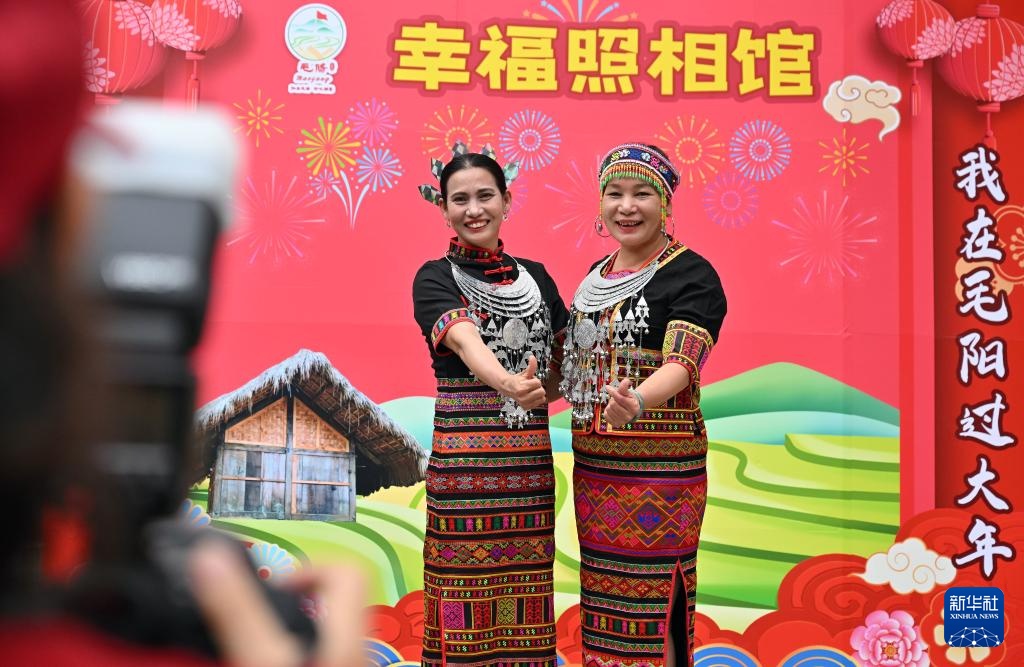 新春走基层丨海南五指山:山城年货集市旺 新春走基层丨海南五指山:山城年货集市旺