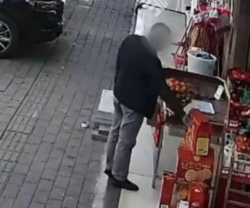 广东茂名一执法人员白拿商品?官方通报:已停职 广东茂名一执法人员白拿商品?官方通报:已停职