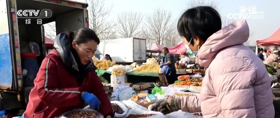 年经济“热气”升腾，消费旺！“花样”年货琳琅满目“俏”销市场