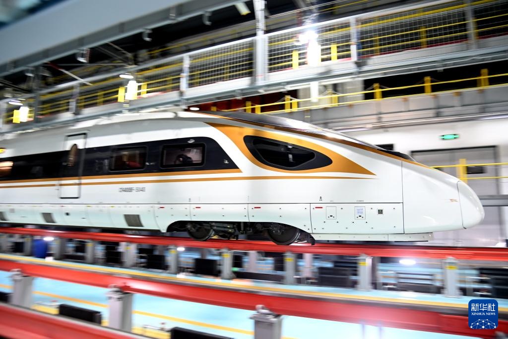 动车所里的夜班“医生” 动车所里的夜班“医生”