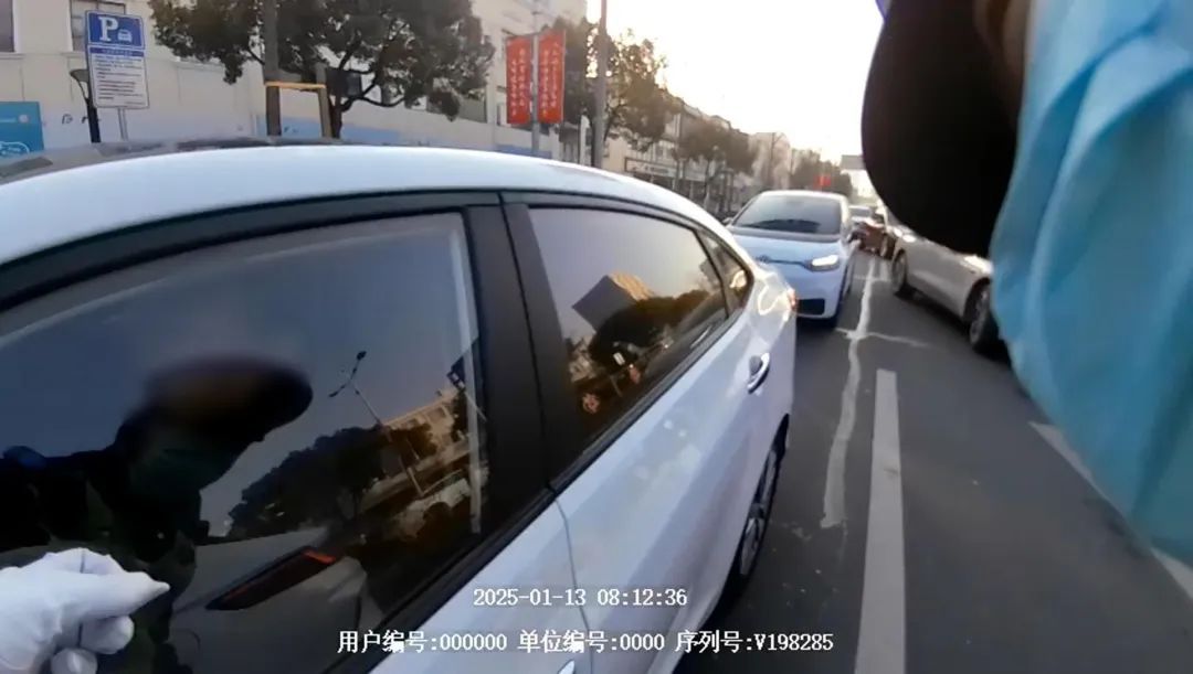上海早高峰，有车辆被“硬控”在路边！近期多发，还有人自投罗网，交警提醒